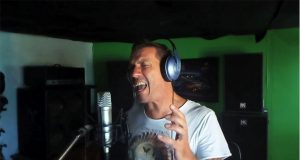 Reverend Hound-Sänger Wolfgang Gräbner im Tonstudio