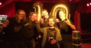 Die Heavy Metal-Band Reverend Hound posiert für ihr 10-jähriges Jubiläum